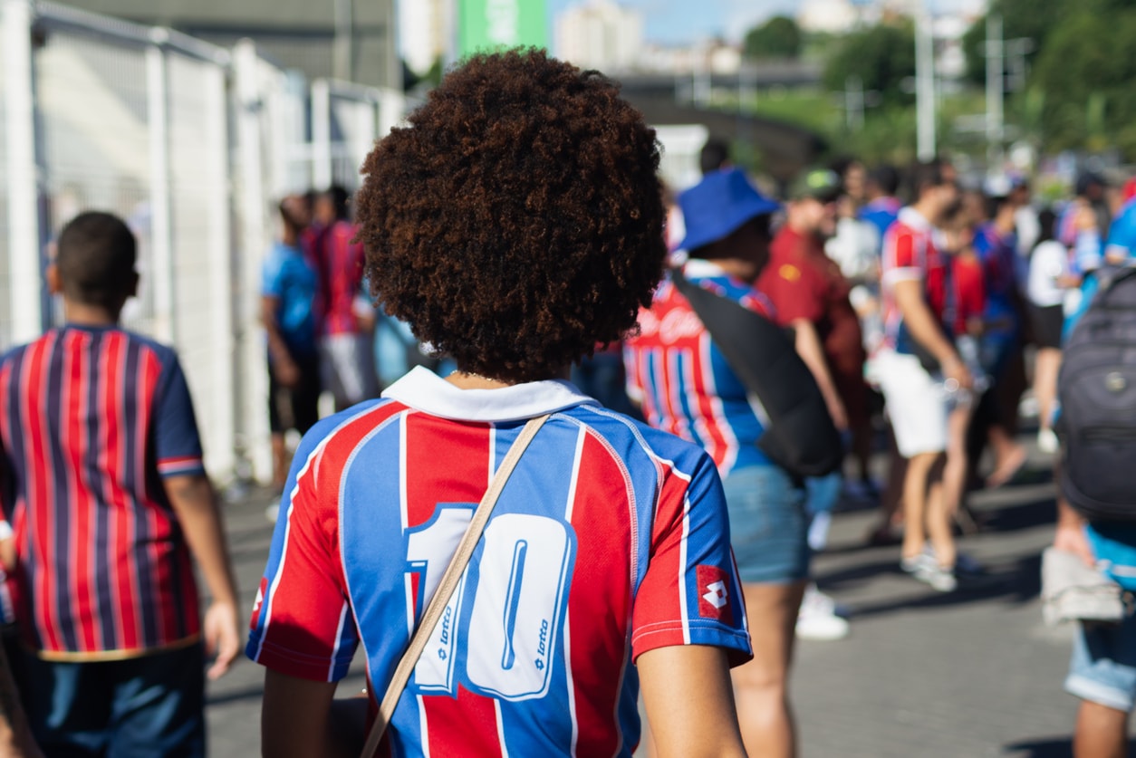 A lively scene of Esporte Clube Bahia fans wearing club shirts for a game